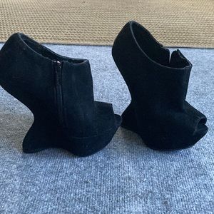 ankle boot with floating heel